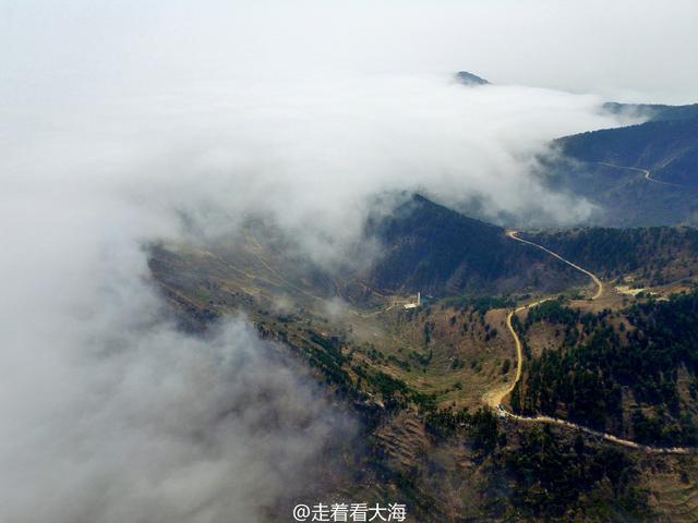 高清：云中青岛仙气十足 雾漫前海沿崂山成仙山