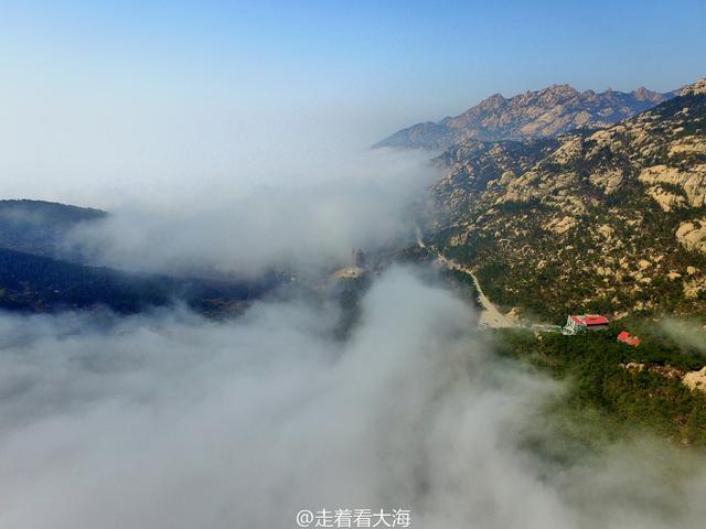 高清：云中青岛仙气十足 雾漫前海沿崂山成仙山