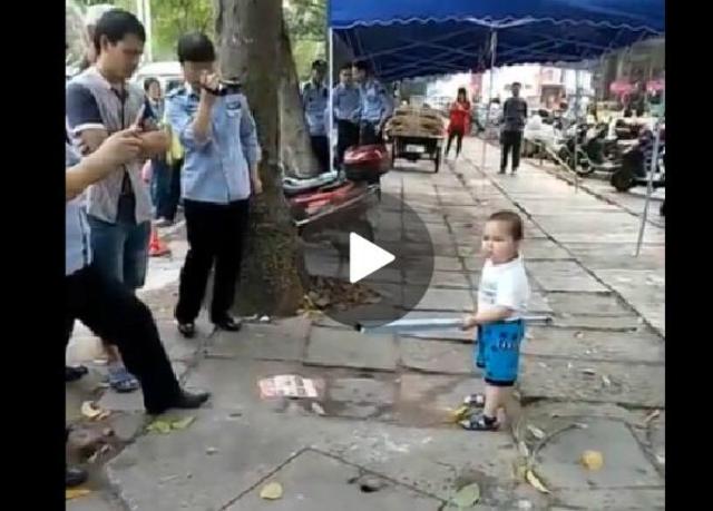 小男孩手持钢管对抗城管：不准动我奶奶