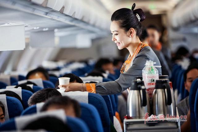 组图：青岛航空头等舱航空餐曝光 浓浓青岛味