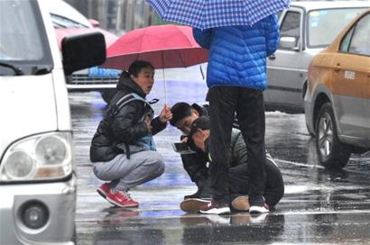 八旬老人因下雨路滑摔倒 众市民帮忙遮雨隔水