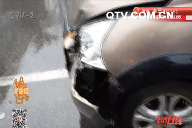 轿车刹车不及撞上三轮摩托 车门撞掉车头瘪了