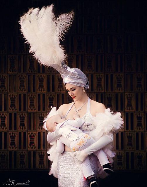 摄影师拍全职妈妈穿制服哺乳照片引争议