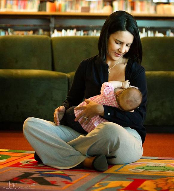 摄影师拍全职妈妈穿制服哺乳照片引争议