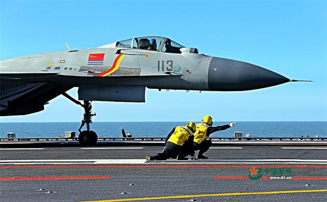 实拍歼15在辽宁舰上“变身”