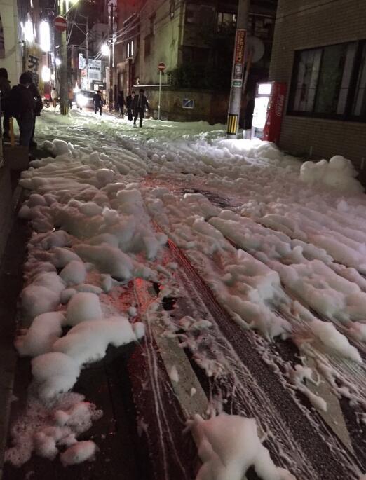 日本福冈地震后街道上出现大面积泡沫