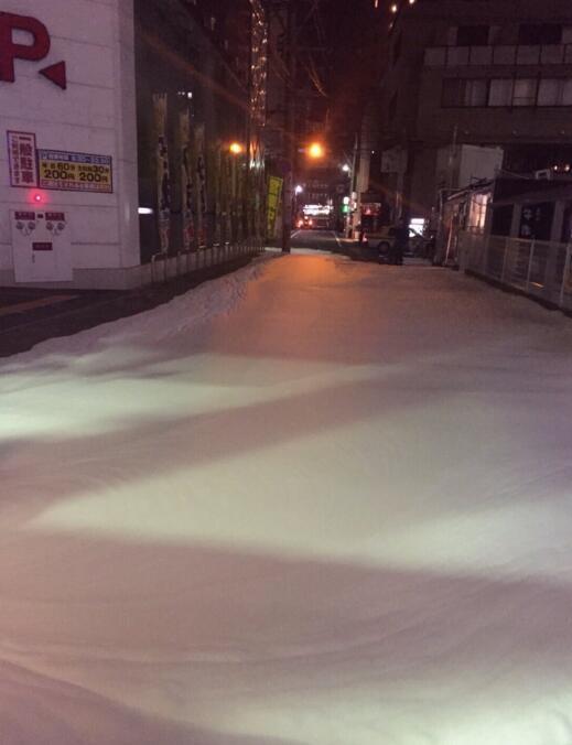 日本福冈地震后街道上出现大面积泡沫