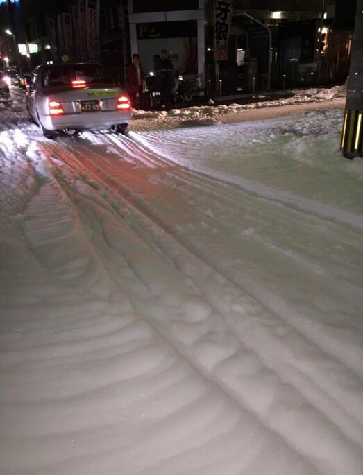 日本福冈地震后街道上出现大面积泡沫