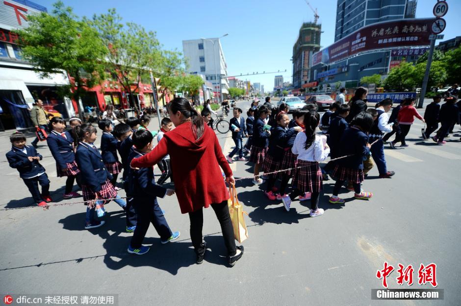 济南小学生出校门拴绳索走路 防止路上走散