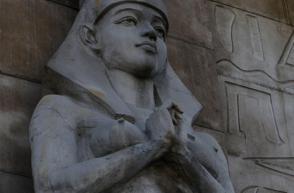 4月19日，辽宁沈阳一宾馆酒店外墙现10个埃及艳后雕像。雕像性感暴露，引来市民吐槽。