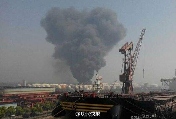 江苏靖江一化学品仓库爆燃 两储油罐被烧塌 无伤亡