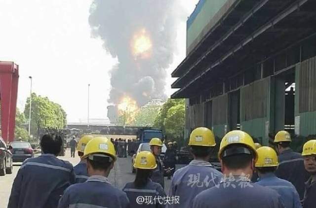 江苏靖江一化学品仓库爆燃 两储油罐被烧塌 无伤亡