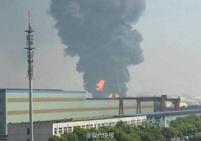 江苏靖江一化学品仓库爆燃 两储油罐被烧塌 无伤亡