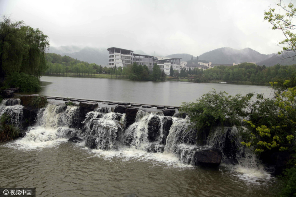 杭州持续降雨 致大学校园现美丽瀑布群(组图)