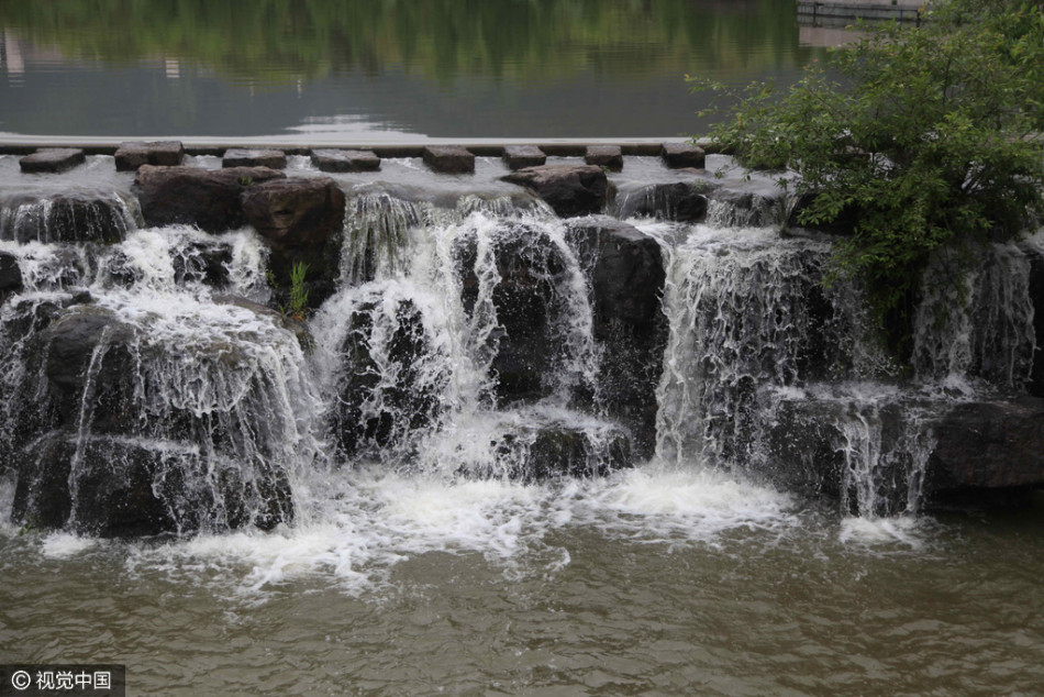 杭州持续降雨 致大学校园现美丽瀑布群(组图)