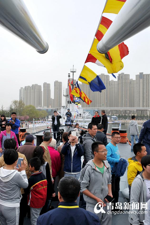 北海舰队举行开放日活动 市民登哈尔滨舰参观