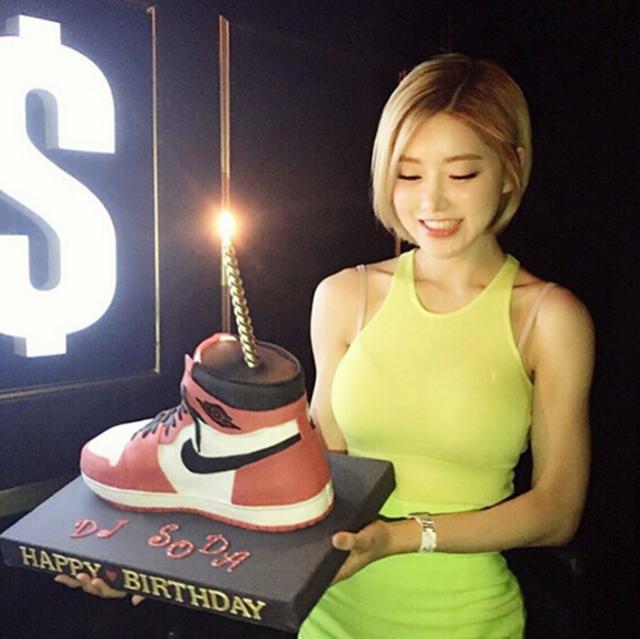 韩国最美DJ性感私照曝光 对镜抖胸不停