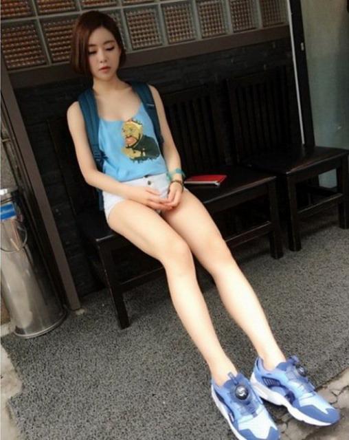 韩国最美DJ性感私照曝光 对镜抖胸不停