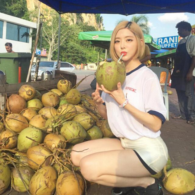 韩国最美DJ性感私照曝光 对镜抖胸不停