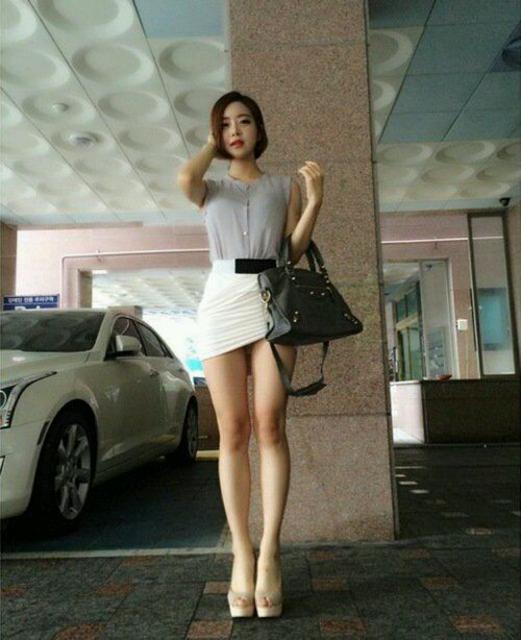 韩国最美DJ性感私照曝光 对镜抖胸不停