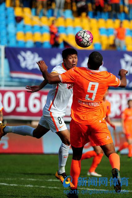 门将刘军神勇扑出点球 中能止住连败势头