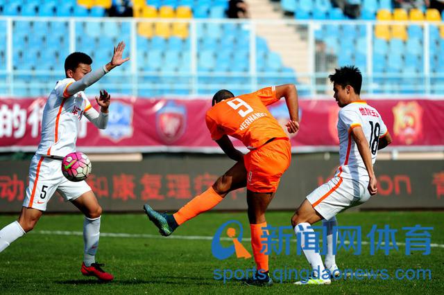 门将刘军神勇扑出点球 中能止住连败势头