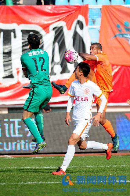 门将刘军神勇扑出点球 中能止住连败势头