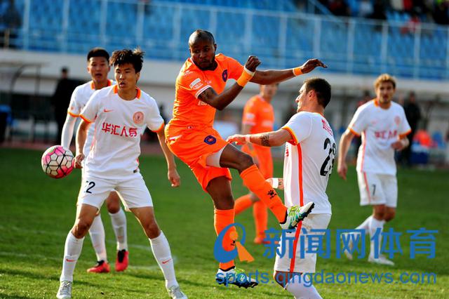 门将刘军神勇扑出点球 中能止住连败势头