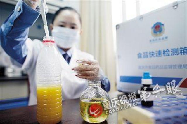 食药监工作人员检测烧烤摊上的混合油 食药监工作人员检测烧烤摊上的混合油