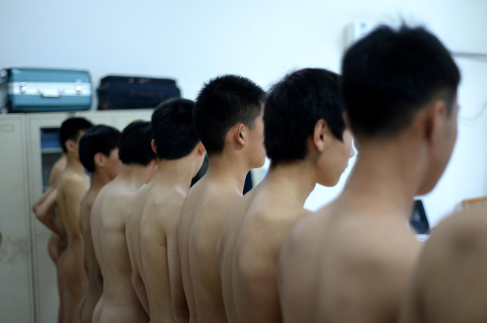 济南高中航空班招飞 裸体检查纹身伤疤(组图)