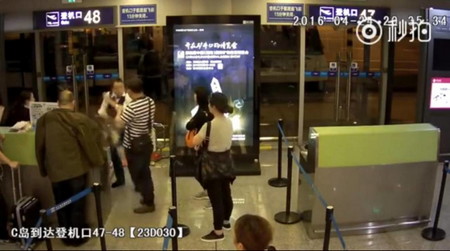 北京机场女地勤遭女乘客泼饭羞辱