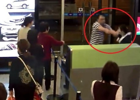 北京机场女地勤遭女乘客泼饭羞辱