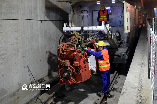 青岛地铁3号线全线轨通 实拍焊轨过程 青岛地铁3号线全线轨通 实拍焊轨过程