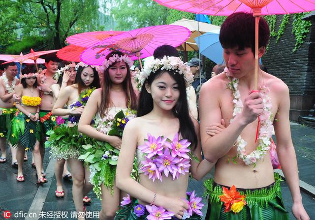 特殊婚礼:20对90后情侣穿花衣草裙集体裸婚 特殊婚礼:20对90后情侣穿花衣草裙集体裸婚