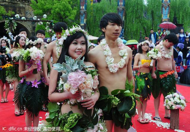 特殊婚礼:20对90后情侣穿花衣草裙集体裸婚 特殊婚礼:20对90后情侣穿花衣草裙集体裸婚
