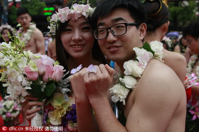 特殊婚礼:20对90后情侣穿花衣草裙集体裸婚 特殊婚礼:20对90后情侣穿花衣草裙集体裸婚