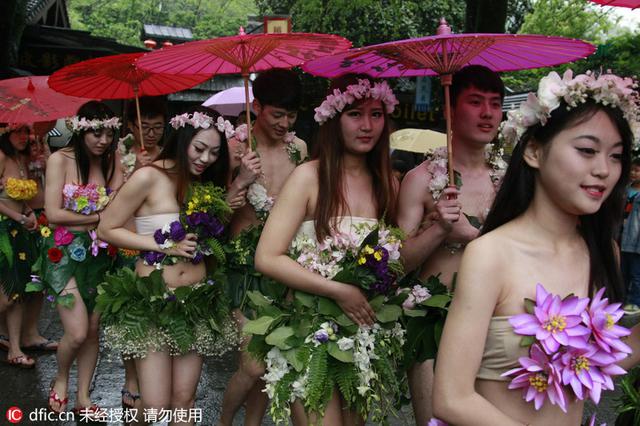 特殊婚礼：20对90后情侣穿花衣草裙集体裸婚
