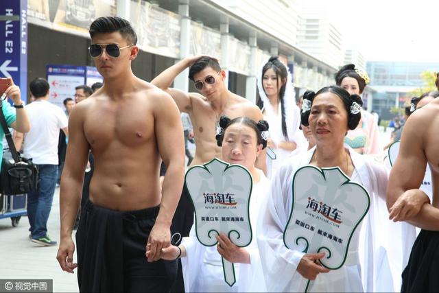2016北京车展现肌肉男牵老太太游街 众人围观