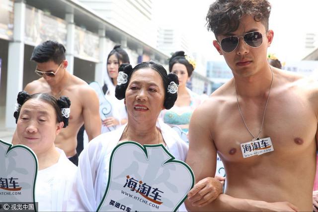 2016北京车展现肌肉男牵老太太游街 众人围观