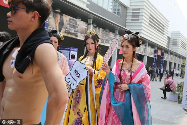 2016北京车展现肌肉男牵老太太游街 众人围观