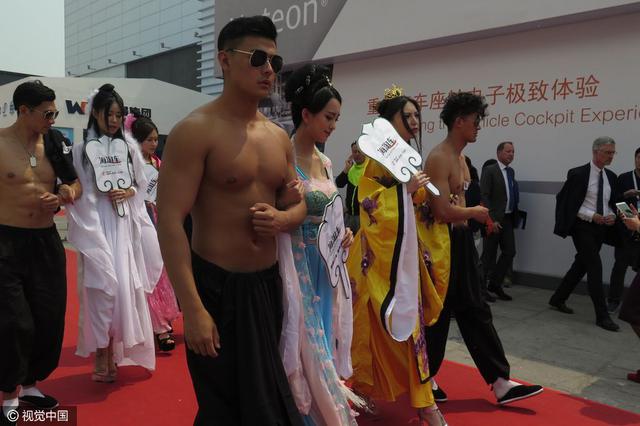 2016北京车展现肌肉男牵老太太游街 众人围观