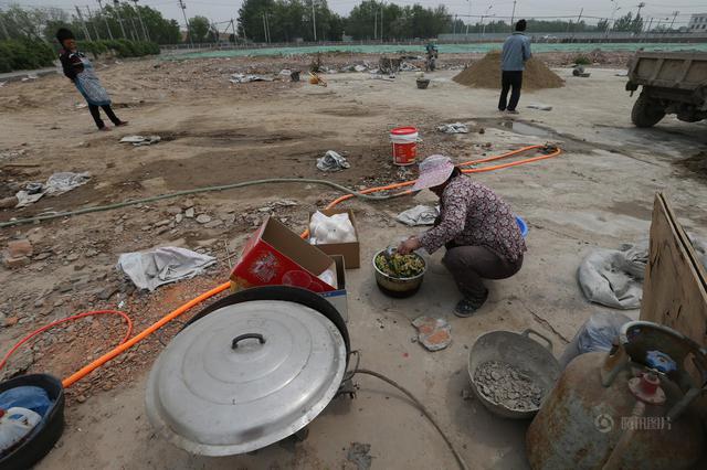 组图：实拍工地民工午饭 塑料袋盛饭树枝当筷