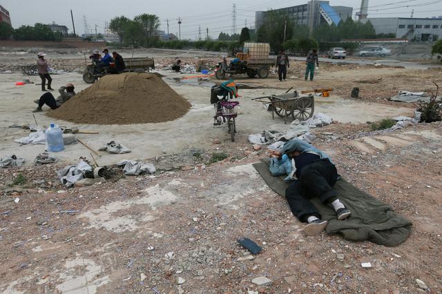 组图：实拍工地民工午饭 塑料袋盛饭树枝当筷