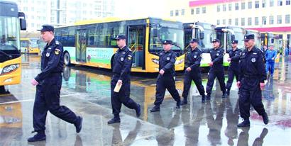 青岛22条公交配上保安 随身携带警棍对讲机(图)