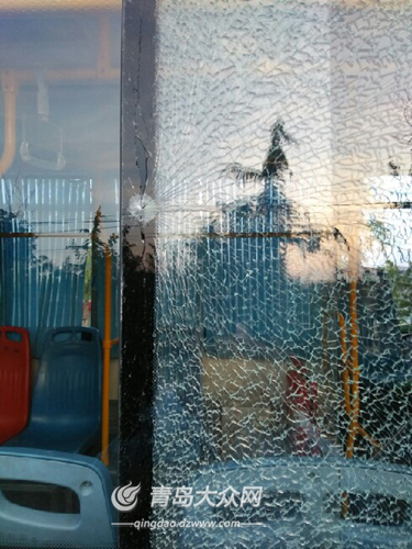 111路公交遭钢珠枪击玻璃被击碎 差点伤到人
