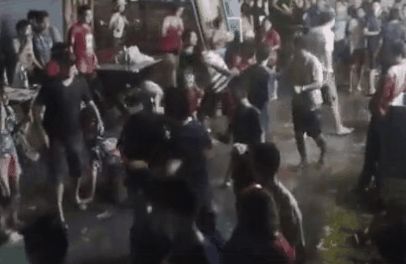 英国游客在泰国被黑帮殴打 一家三口被打倒在地