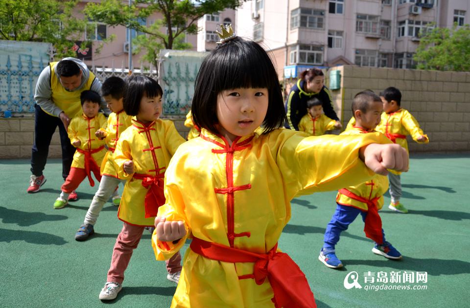 汉服萌娃茶道秀 传统文化走进幼儿园(组图)