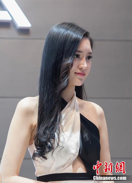 北京车展难觅车模 美女礼仪高颜值吸睛