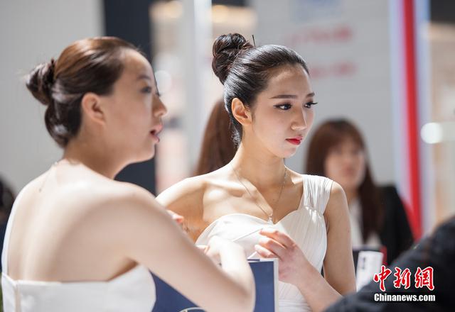 北京车展难觅车模 美女礼仪高颜值吸睛