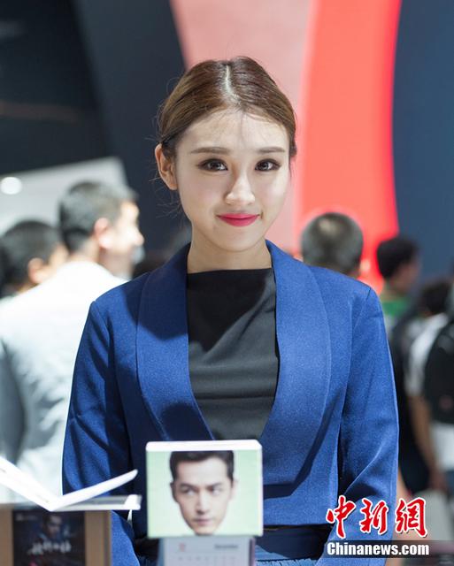 北京车展难觅车模 美女礼仪高颜值吸睛